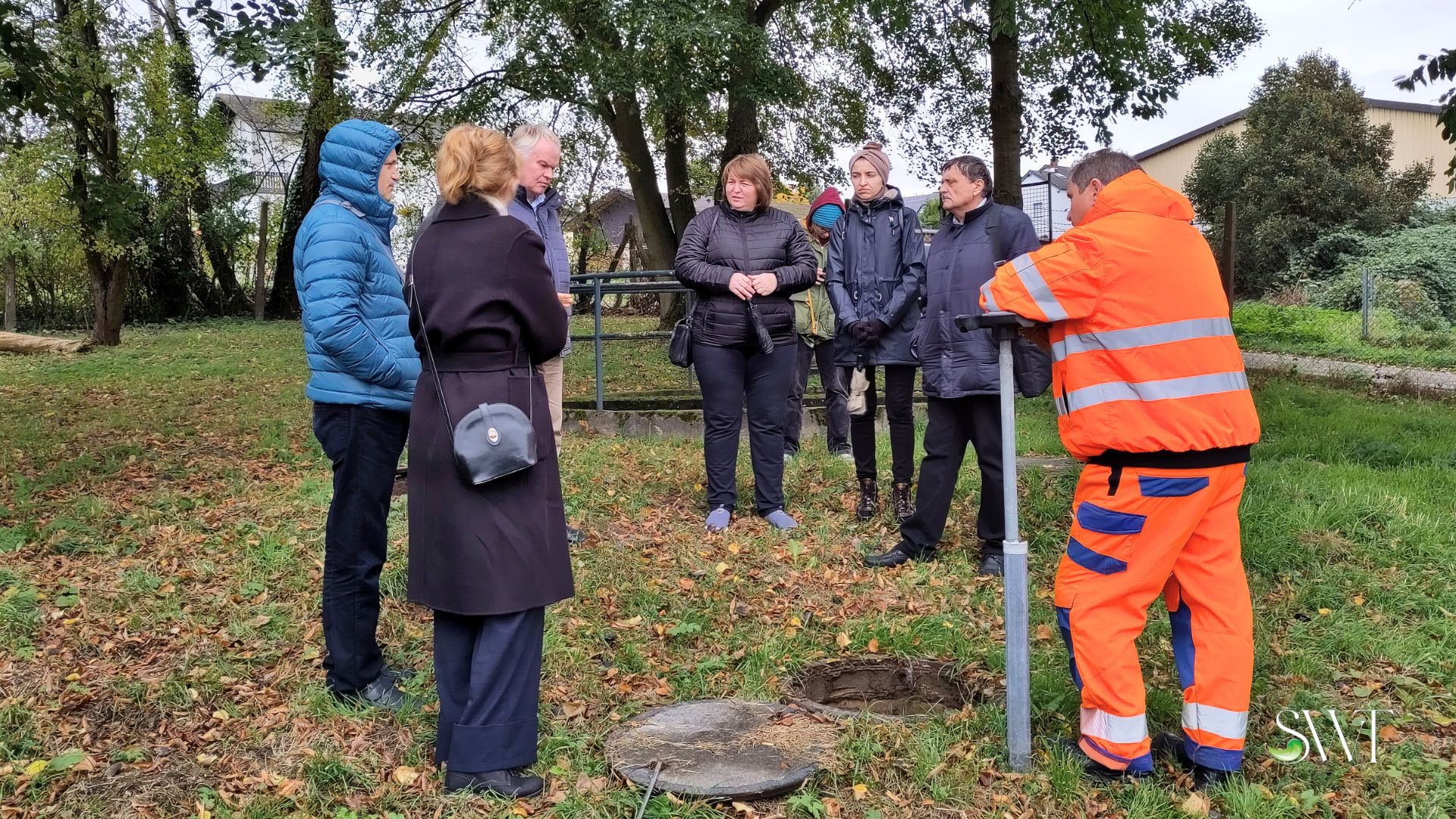 Expertendelegation aus Bulgarien bei der Besichtigung einer Pflanzenkläranlage im Hunsrück