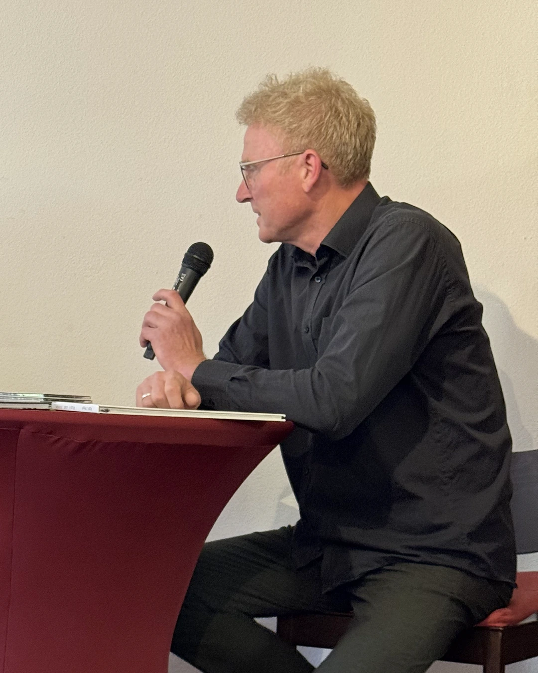 Christian Schulz im Podiumsgespräch Christian Schulz mit Mikrofon im Podiumsgespräch zu naturnaher Abwasserreinigung