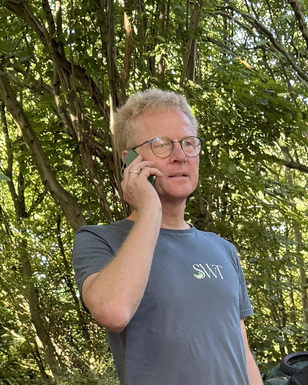 Christian Schulz am Telefon vor Ort Christian Schulz telefoniert vor Ort an einer Pflanzenkläranlage