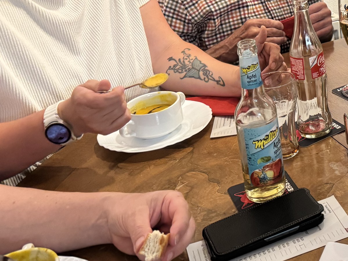 Eine Tasse Kürbissuppe auf dem Tisch im Dorf- und Kulturladen, daneben Brot