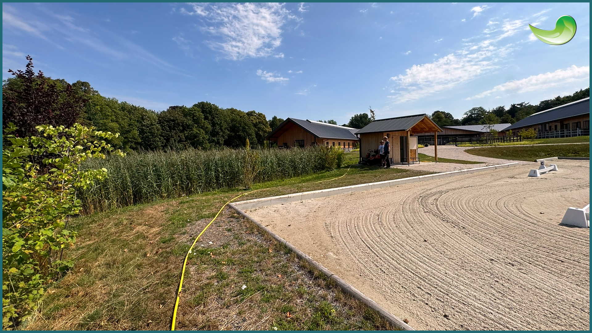 Pflanzenkläranlage am Reitsportzentrum Wülfrath Reitsportzentrum in Wülfrath: Schilfbeet der Pflanzenkläranlage neben dem Reitplatz, dahinter Stallgebäude mit Holzfassade